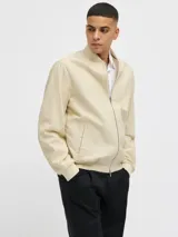Campera bomber color beige de tejido liviano de lino y algodón, con cuello tipo baseball, mangas largas con puños de canalé, cierre con cremallera y bolsillos delanteros.