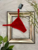 Tanga roja de algodón con tiras finas regulables.