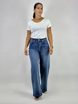 Pantalón de jean azul de tiro alto, corte wide leg y ruedo desflecado.