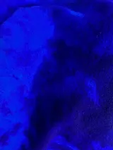 Almohadón cuadrado de lana color beige, con diseño geométrico en relieve. Relleno con funda de algodón, guata y restos textiles.