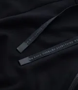 Campera deportiva negra con capucha ajustable con cordones, cierre frontal con cremallera, bolsillos tipo canguro y mangas raglán. Confeccionada en poliviscosa.