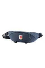 Riñonera Fjallraven Ulvo Hip Pack Large color azul, con compartimento principal con cremallera, bolsillo interior y dos bolsillos más pequeños. Fabricada en tejido Bergshell impermeable y duradero con 31% de nylon reciclado.