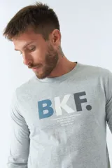 Remera gris de manga larga con cuello redondo y estampado frontal con las letras "BKF" en azul y negro.