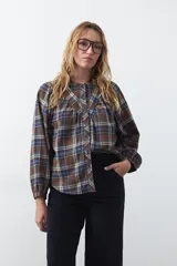 Pantalón de pana color marrón chocolate, de corte recto con bolsillos laterales y cierre frontal.