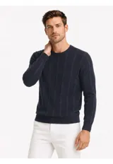 Sweater de punto color azul marino, de corte clásico con cuello redondo, manga larga y textura acanalada vertical.