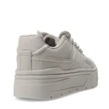 Championes blancos de plataforma con cordones.