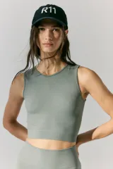 Top sin mangas de tejido acanalado, con escote redondo y diseño corto. Presenta un ajuste al cuerpo y logo estampado en la espalda.