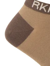 Calcetín corto de hombre color marrón claro con puntera, talón y borde superior en marrón oscuro. El borde superior tiene el logo "RKF" en blanco. Confeccionado en fibra de bambú y spandex.
