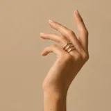 Anillo compuesto por tres aros entrelazados de diseño minimalista, fabricado en una combinación de plata 925 y oro 9k.