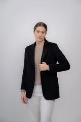 Blazer negro de baby alpaca, de corte clásico, con solapas y cierre con un botón.