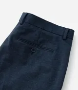 Pantalón de vestir azul marino, de corte recto, con cintura con trabillas, cierre tradicional con vista oculta y bolsillos laterales.