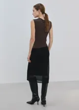 Musculosa marrón de cuello redondo y corte ajustado, con detalles de encaje transparente en el hombro derecho y en el lateral izquierdo.