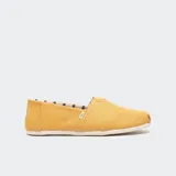 Alpargatas Toms de lona color amarillo, con elástico en forma de V para facilitar su postura y plantilla OrthoLite® acolchada.