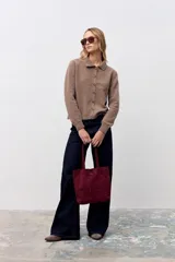 Bolso tipo tote de gamuza en color bordó, con diseño minimalista, costuras verticales decorativas y doble asa de hombro.