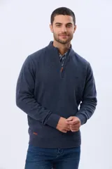 Buzo tejido de lana con cuello alto y medio cierre metálico frontal. Presenta puños y ruedo acanalados, con logo bordado en el pecho.