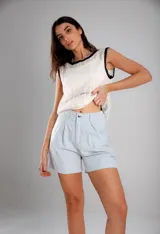 Musculosa de tejido calado color blanco y negro, con cuello redondo y terminaciones en crochet.