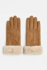 Guantes de gamuza color tostado con puños de piel sintética en color crema. Presentan una etiqueta decorativa con la inscripción 'Fashion Glove' en el dorso.