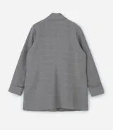 Blazer de sastrería con estampa de cuadros, corte alargado y estructurado. Presenta cuello con solapa, cierre frontal con un botón, bolsillos delanteros con solapa y botones decorativos en los puños.