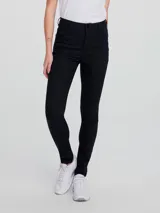 Pantalón de jean corte skinny, de tiro medio y color azul oscuro con costuras en contraste.