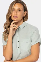 Camisa de lino de manga corta con cuello camisero, cierre frontal de medio botón con botones metálicos personalizados y dos bolsillos en el pecho.