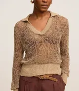 Blusa de punto color dorado con cuello polo, mangas largas y diseño calado.