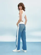 Pantalón de jean azul con cintura clara y una franja blanca vertical en los laterales.