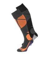 Medias deportivas extra largas diseñadas para ski, en color gris oscuro con detalles geométricos en naranja y franjas violetas en la planta del pie. Confeccionadas en tejido de punto elástico.