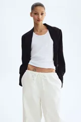 Pantalón de corte holgado en denim liviano de mezcla de lyocell y algodón. Modelo de tiro alto con elástico revestido y cordón para ajustar en la cintura, bolsillos laterales discretos y piernas rectas.