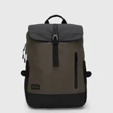 Mochila urbana de diseño funcional en color verde oliva y negro. Presenta una solapa superior con cierre de hebilla, compartimento principal espacioso, bolsillo frontal vertical con cierre y bolsillos laterales. Incluye detalles en negro en la base y la solapa, con logo de la marca en la parte inferior.