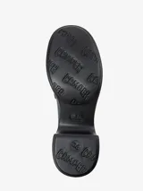 Mocasín de cuero color blanco con detalle de antifaz en negro y azul. Tiene suela track color negro y taco cuadrado.