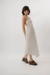 Vestido midi de broderie de algodón color blanco, con escote cuadrado, tirantes finos regulables en la espalda y diseño romántico.
