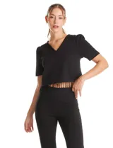 Blusa negra de corte corto con escote en V, mangas cortas con sutil efecto abullonado en los hombros y ruedo decorado con flecos de cuentas negras.