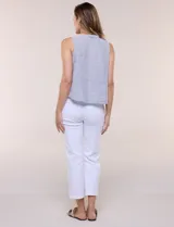 Blusa sin mangas de algodón liviano con diseño de rayas verticales en tonos beige y blanco, escote redondo, abotonadura frontal con botones rústicos y detalle de nudo para anudar en la cintura.
