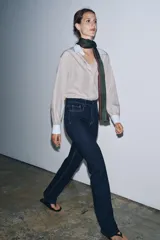 Pañuelo largo de estilo foulard confeccionado en viscosa satinada, con estampado geométrico de pequeños puntos sobre fondo verde y bordes en color bordó con líneas finas a contraste.