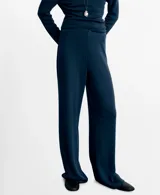 Pantalón de punto de corte recto y tiro alto, con cintura elástica y diseño fluido. Presenta una caída amplia y cómoda, ideal para un look sofisticado y relajado.
