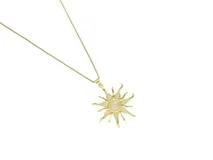 Cadena de acero con baño de oro y dije en forma de sol con incrustaciones de circonias.