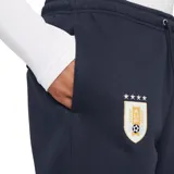 Pantalón de entrenamiento Nike de la Selección Uruguaya, color azul marino. Presenta cintura elástica con cordón ajustable, puños acanalados en los tobillos, logo de Nike en blanco y escudo de la AUF en el muslo derecho.
