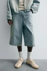 Bermudas de denim de algodón, color celeste claro con efecto vintage y manchas claras en las perneras. Tienen un corte ancho (baggy fit), tiro alto y cinco bolsillos.