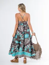 Vestido largo de algodón italiano con estampado floral en tonos azul, amarillo y blanco. Tiene escote cuadrado, corte imperio y elástico en la espalda.