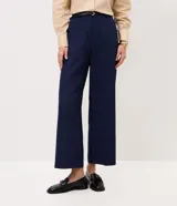 Pantalón de sastrería color bordó, de corte recto y largo midi, con cintura con pasadores y cierre frontal. Incluye un cinturón fino de poliuretano con hebilla metálica.