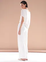 Pantalón blanco de corte palazzo con pinzas.