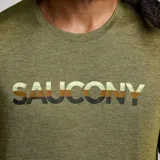 Remera deportiva Saucony color verde oliva con logo estampado en el pecho con patrón de camuflaje.