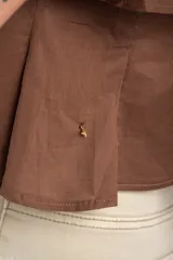 Top negro de 100% algodón, con tirantes finos, escote recto y volados dobles con detalles de encaje en el frente.