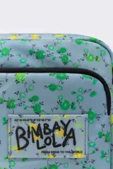 Bolso bandolera de nylon con estampado floral en tonos celeste, verde y amarillo. Tiene asa bandolera ajustable con logo de la marca, cierre de cremallera, bolsillo interior plano y logo en el exterior.