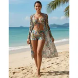 Conjunto de traje de baño de tres piezas con estampado de hojas tropicales en tonos blanco y negro. Incluye un top tipo tankini con cordón ajustable en el centro, un short de tiro alto y una camisa abierta de manga larga tipo salida de baño.