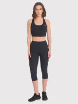 Calza deportiva tipo capri de tiro alto, color negro, confeccionada en tejido elástico con ajuste regular.