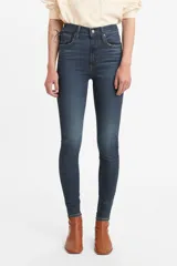 Jeans Levi's modelo Mile High Super Skinny de tiro súper alto. Confeccionados en denim stretch, presentan un corte ajustado en cadera, muslos y piernas, extendiéndose hasta el tobillo. Cuentan con cierre de bragueta y diseño de cinco bolsillos.