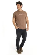 Remera de manga corta y cuello redondo color beige, con estampado del logo de la marca Caterpillar en el pecho.