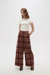 Pantalon de corte recto y tiro alto, con estampado de cuadros en tonos marrones y bordó. Presenta bolsillos laterales y cierre frontal.