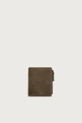 Cartera vertical para hombre fabricada en piel con acabado de serraje, en color verde militar. Dispone de un compartimento principal para billetes, seis posiciones internas para tarjetas y un compartimento para monedas con cierre de cremallera.